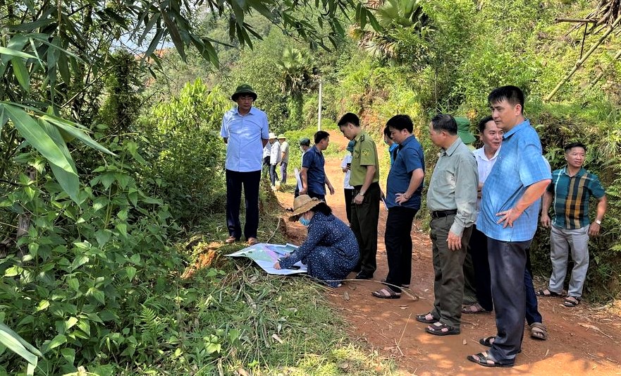 Đồng chí Phùng Viết Vinh, Chủ tịch UBND huyện Bắc Quang làm việc tại xã Tân Lập