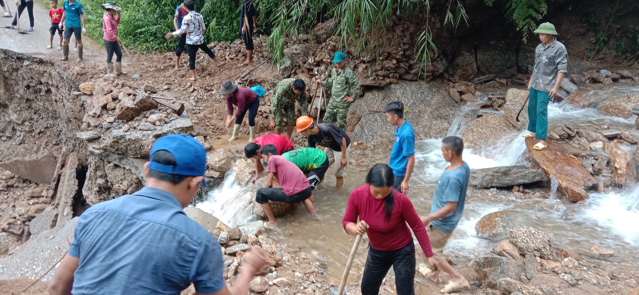 Xã Tân Lập tổ chức lao động cộng sản sửa chữa các tuyến đường bị hư hỏng do mưa lũ gây ra năm 2023
