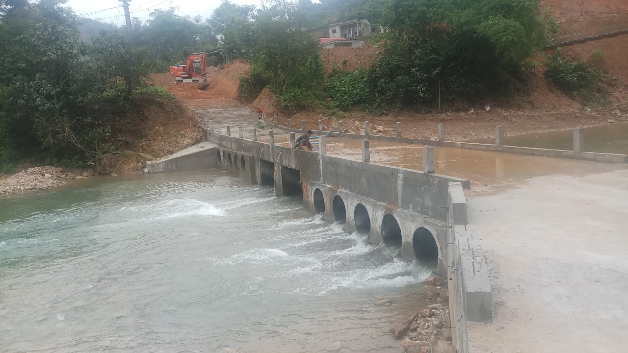 Xây dựng cầu tràn quan suối than thôn Chu Hạ, Minh Thượng