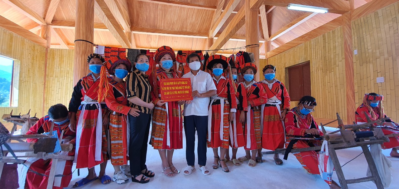 Hỗ trợ phát triển, bảo tồn nghề thêu, dệt thổ cẩm truyền thống của dân tộc Pà Thẻn