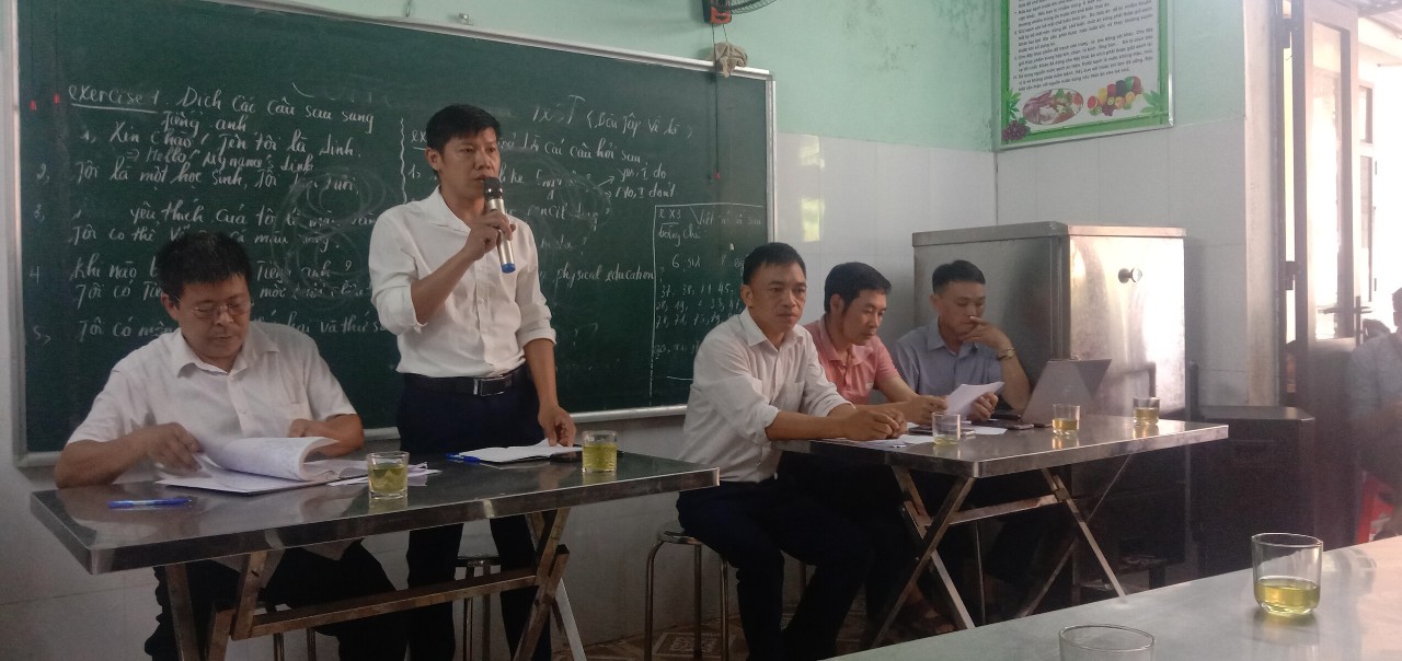 Hội đồng nhân dân xã Tân Lập giám sát việc chi trả chế độ chính sách cho học sinh