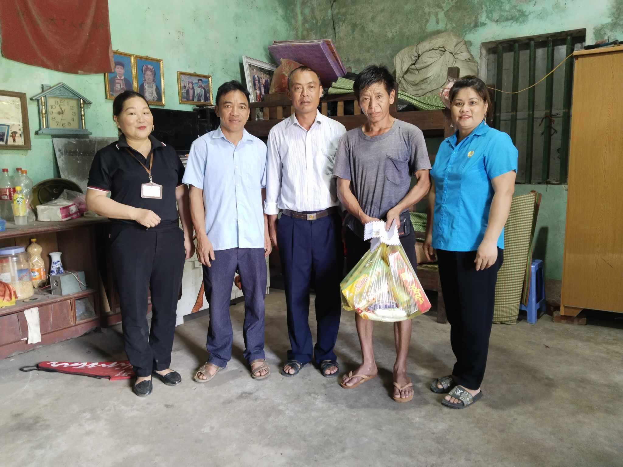 Đồng chí Bí thư Đảng ủy thăm hỏi, tặng quà gia đình có công trên địa bàn xã Tân Lập