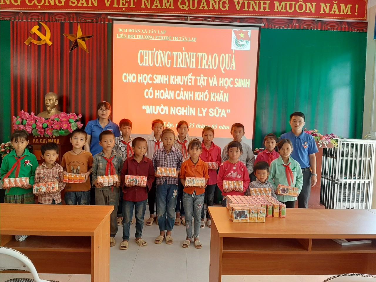 Đoàn xã Tân Lập phối hợp tổ chức trao tặng sữa cho trẻ em, học sinh có hoàn cảnh khó khăn năm 2020