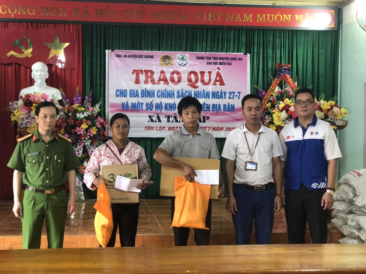 UBND xã Tân Lập phối hợp với Công an huyện Bắc Quang, đoàn thiện nguyện Quốc gia Trung ương Đoàn thăm và tặng quà nhân ngày 27/7