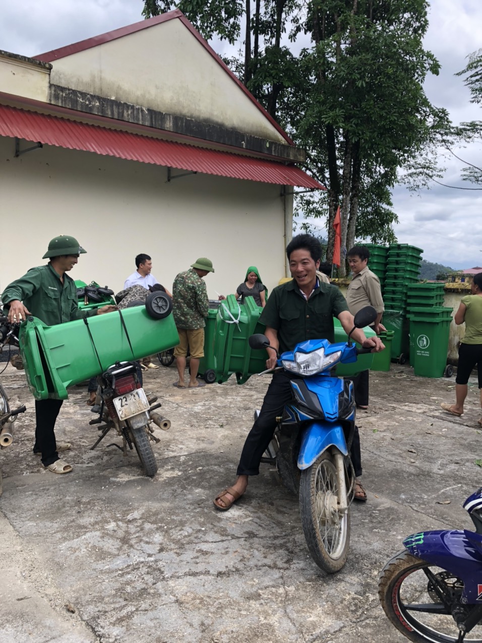 Xã Tân Lập triển khai phát thùng rác theo tiêu chí xây dựng Nông thôn mới